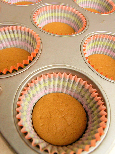 Line the muffin papers with gingersnaps